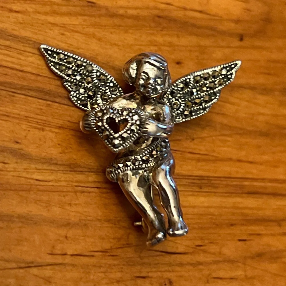 ❤️ Vintage Sterling Silver Marcasite Cherub Holding Heart